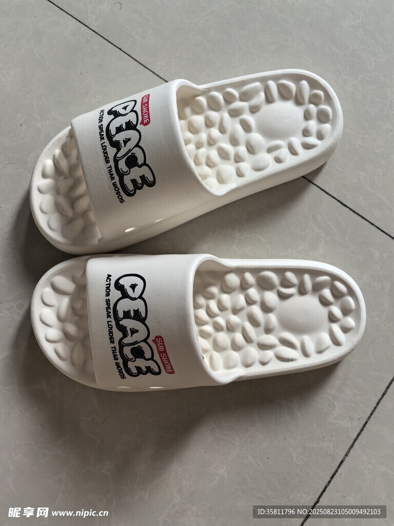 白色潮流品牌按摩顆粒拖鞋