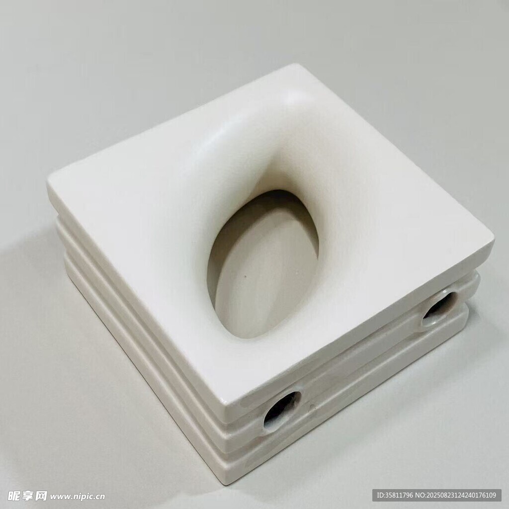 白色多層孔洞結(jié)構(gòu)物件