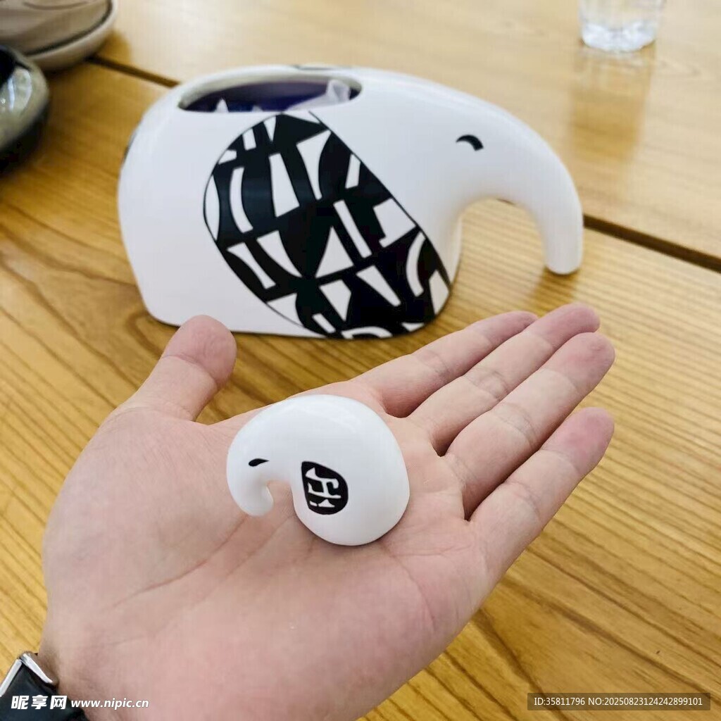 手掌上的可愛(ài)小象擺件
