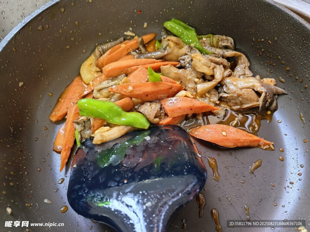 鍋中炒制的食材