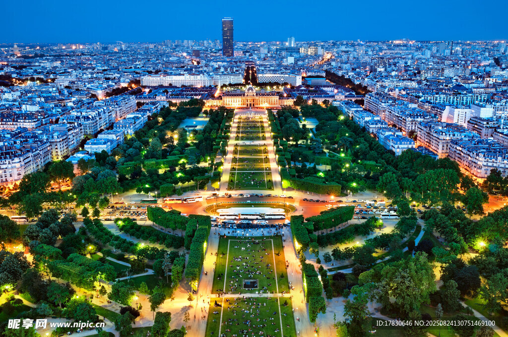 城市夜景中的璀璨公園景觀