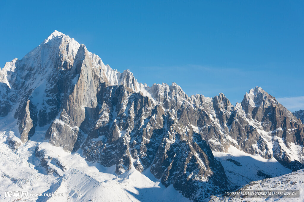 巍峨雪山壯麗景觀