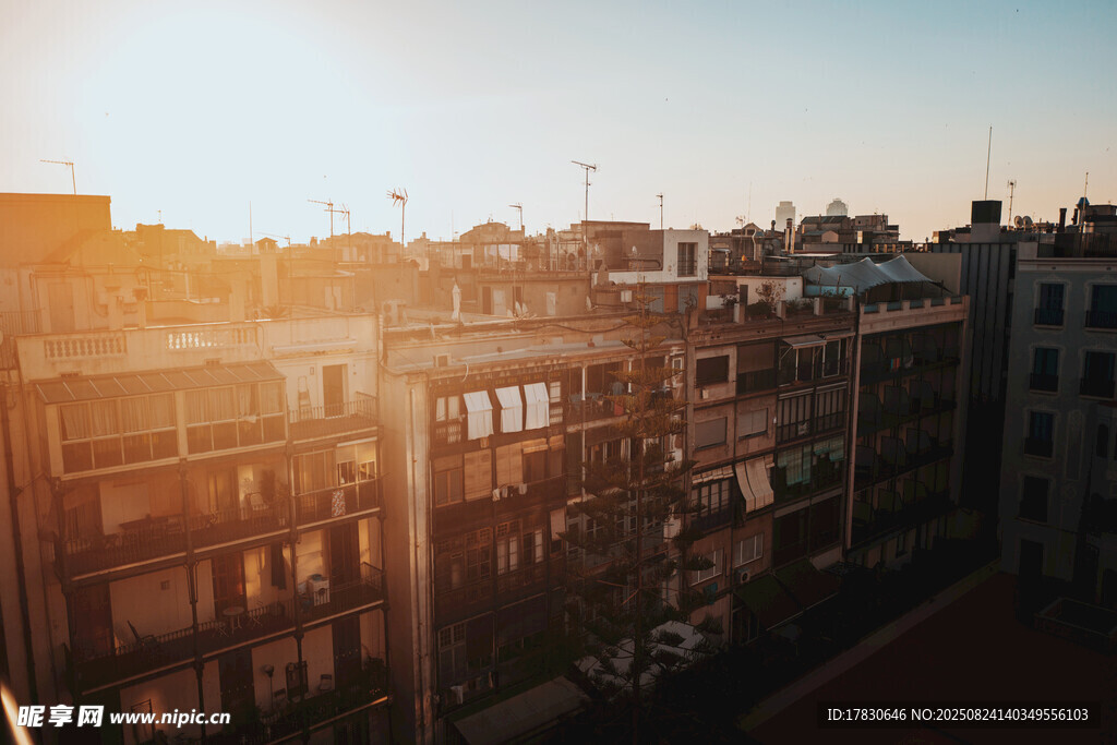 夕陽下的城市建筑景觀