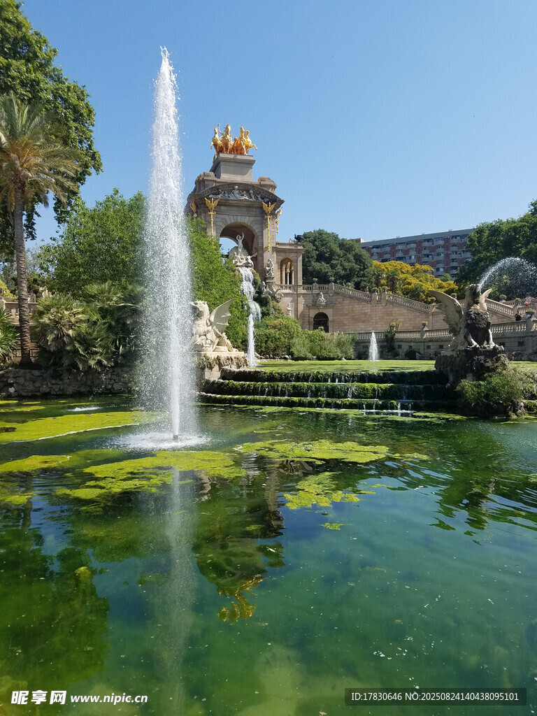 美麗噴泉旁的靜謐水景
