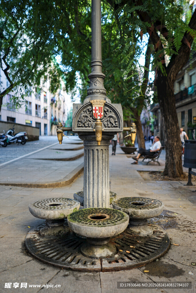 街頭復(fù)古噴泉景觀
