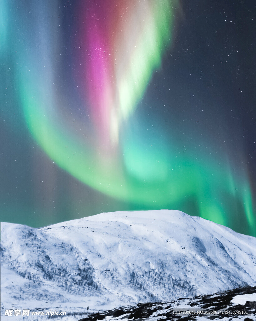 北極光下的雪山美景
