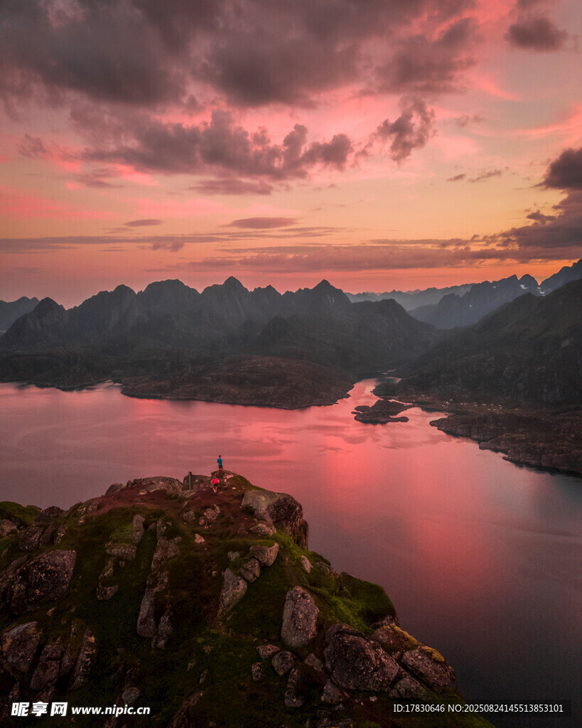 日落時(shí)分的山水壯麗景觀