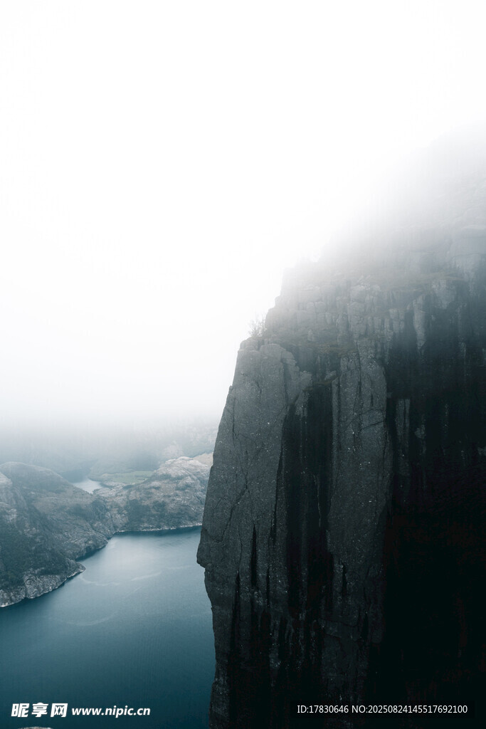 懸崖邊的霧靄湖景