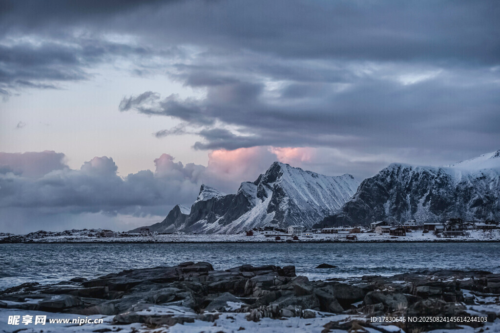 雪山海岸黃昏壯麗景觀