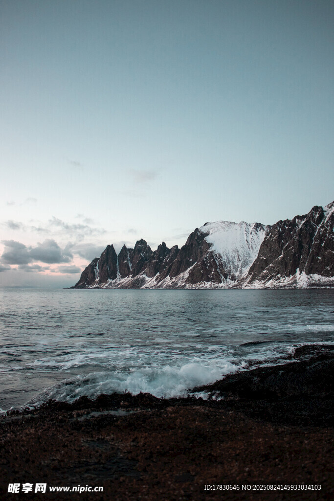 海邊雪山壯麗自然景觀