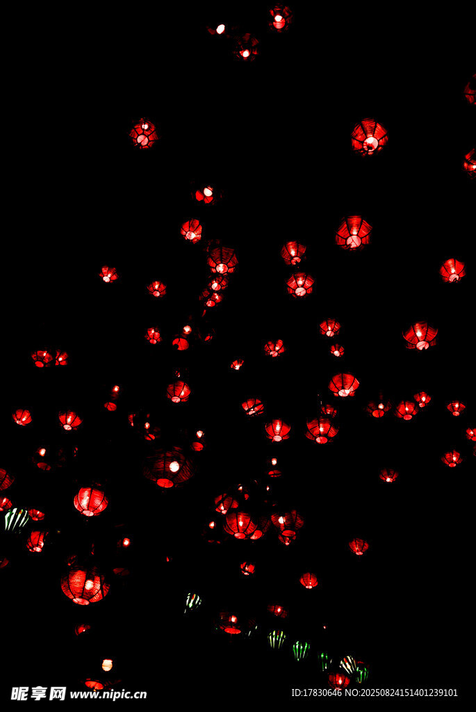 夜空中的紅色漂浮發(fā)光物