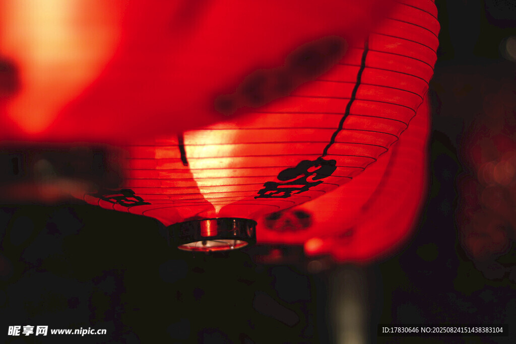 紅燈籠散發(fā)溫暖光芒