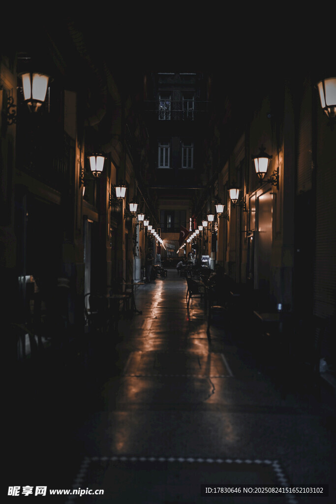 夜晚街道的靜謐燈光景象