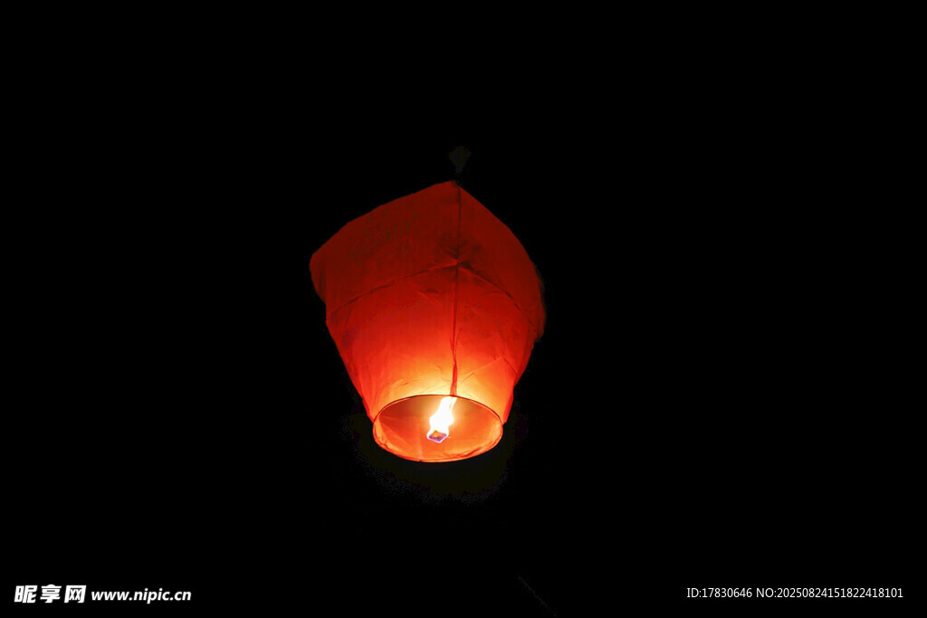 夜空中的紅色孔明燈