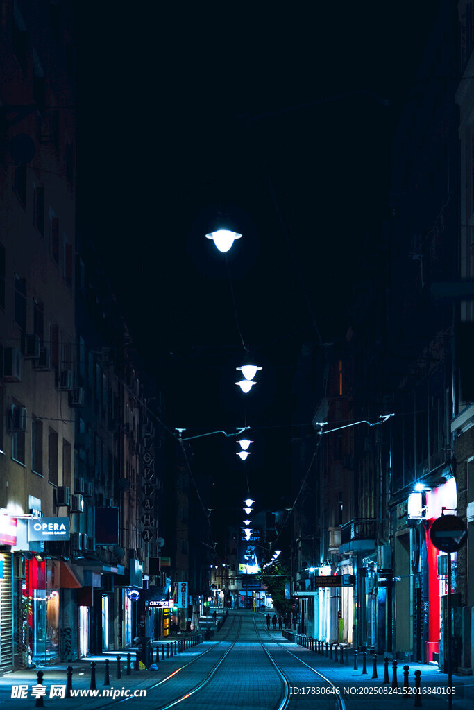 夜晚城市街道燈光景象