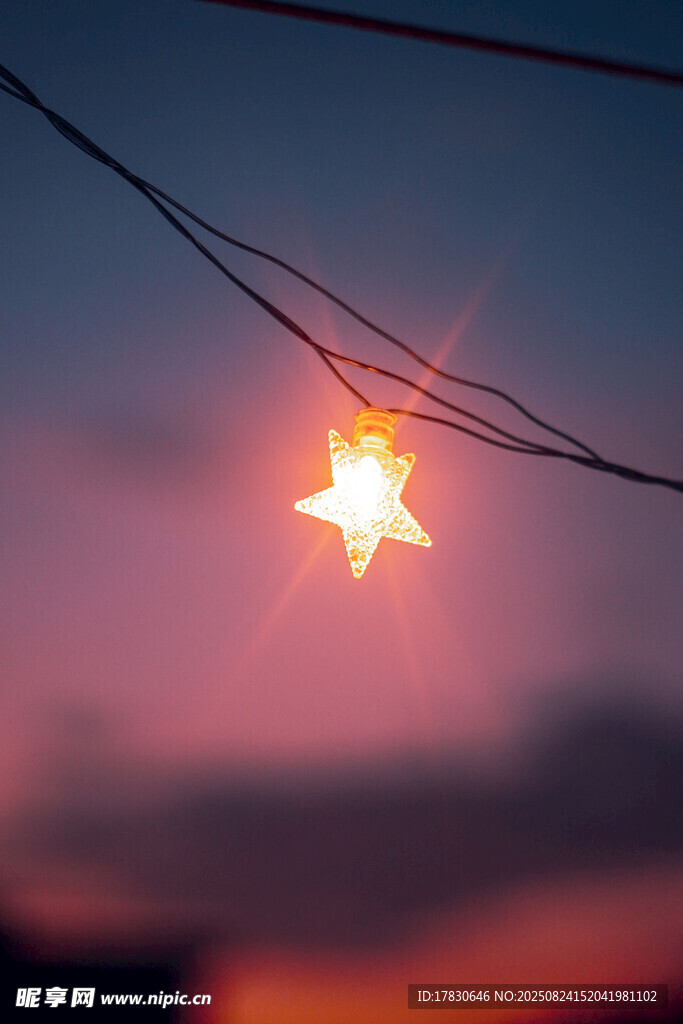 夕陽下閃爍的星形小彩燈