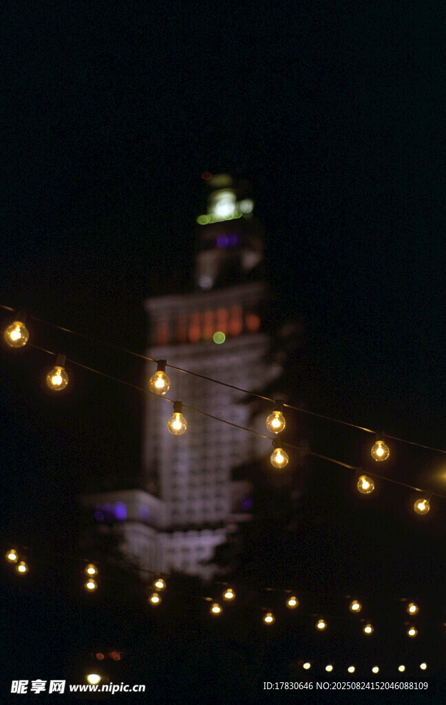 夜晚燈塔與閃爍串燈