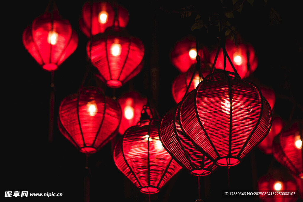 紅燈籠點(diǎn)亮黑夜