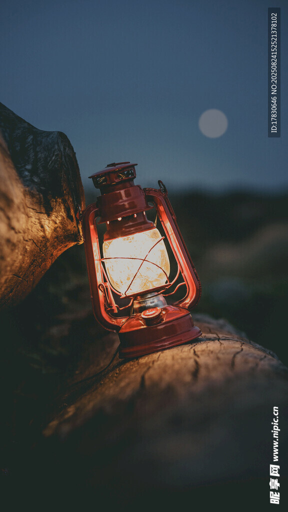 夜晚點亮的復(fù)古煤油燈