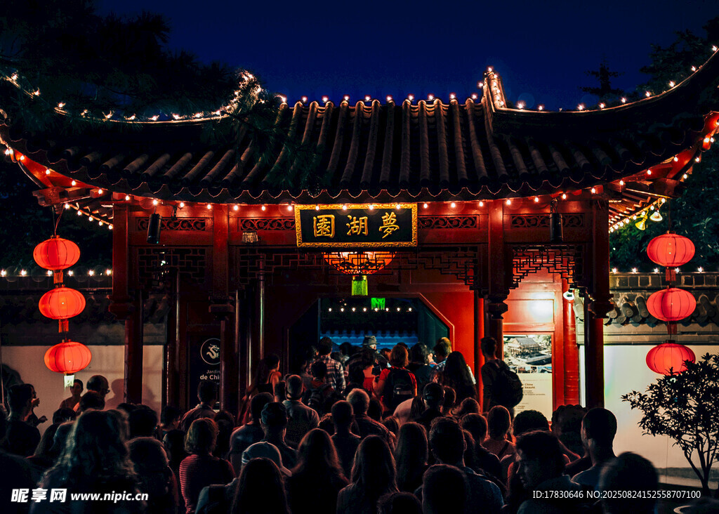 古建前的熱鬧夜景觀賞