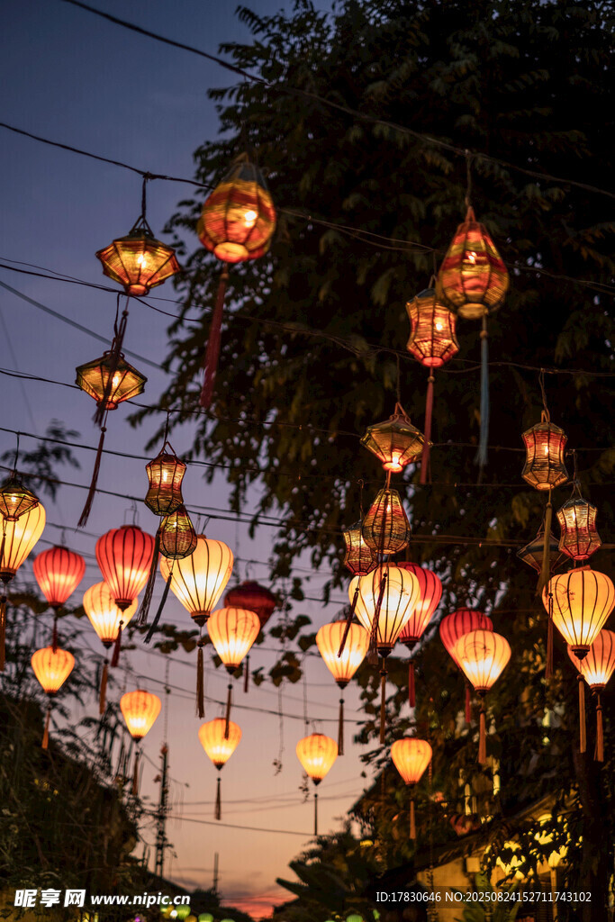 夜幕下懸掛的多彩燈籠