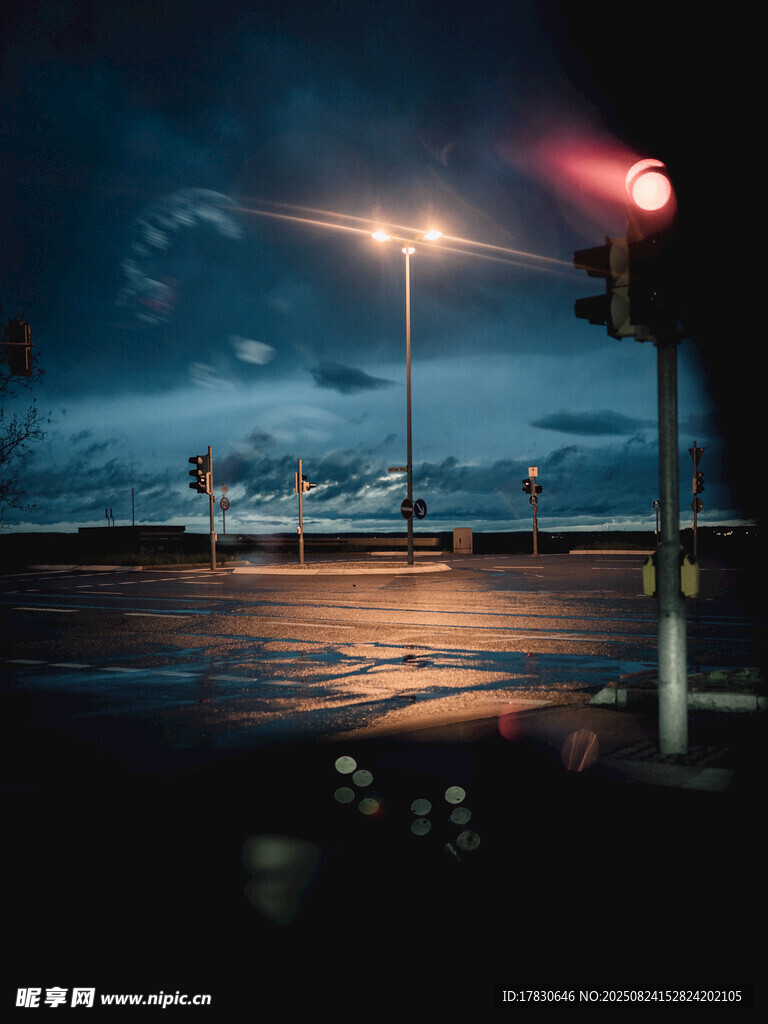 夜晚路口的紅綠燈景象