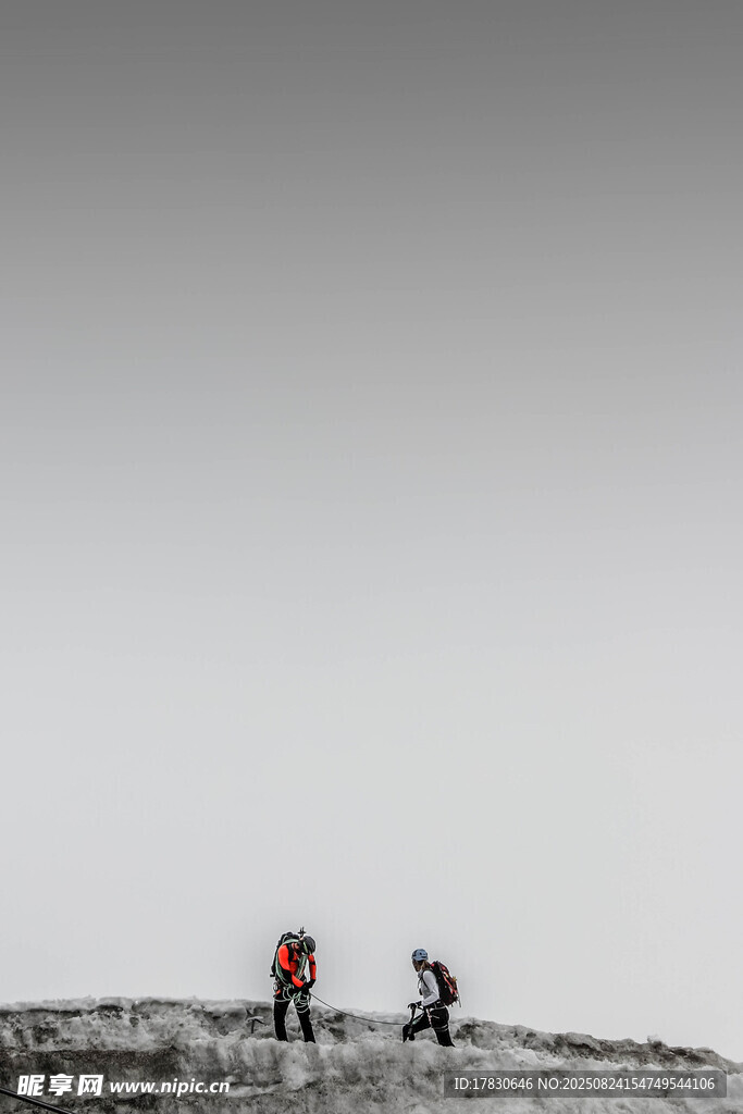 兩人登山于天際
