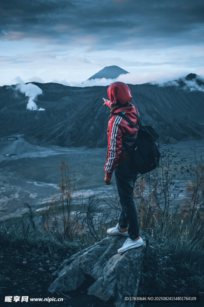背包客眺望遠(yuǎn)方壯麗山景