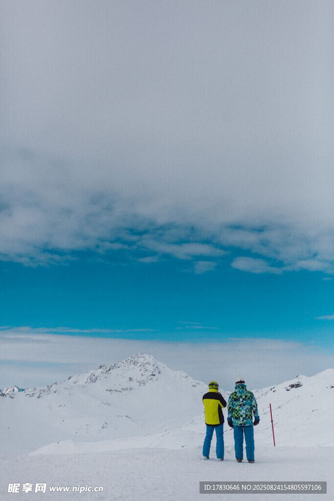 雪地中的三人徒步之旅