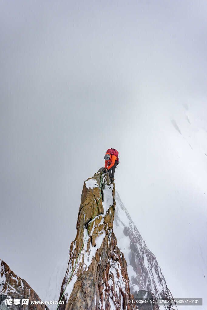 攀登者屹立于險峻山巔