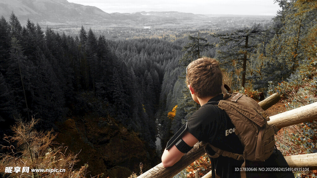男孩眺望山林美景