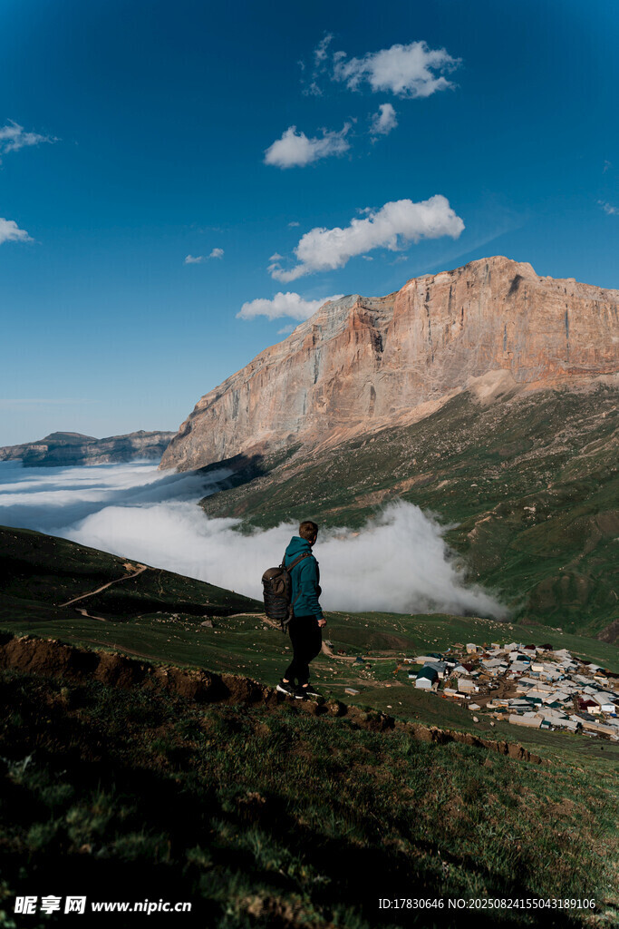徒步者眺望壯麗山景
