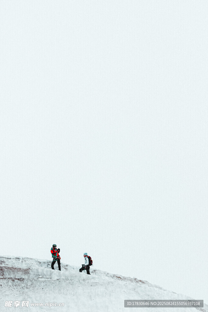 兩人攀登雪山