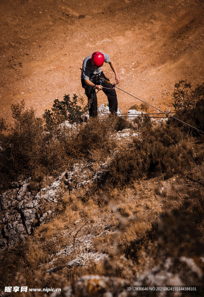 戶外登山者攀爬崎嶇山路