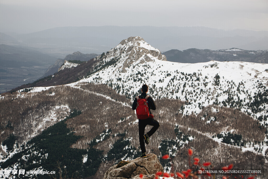攀登雪山的堅(jiān)毅身影