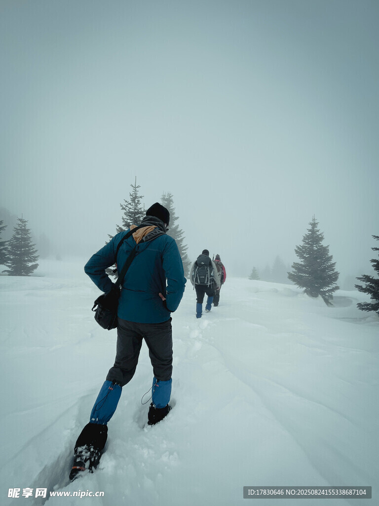 雪地徒步者的前行身影