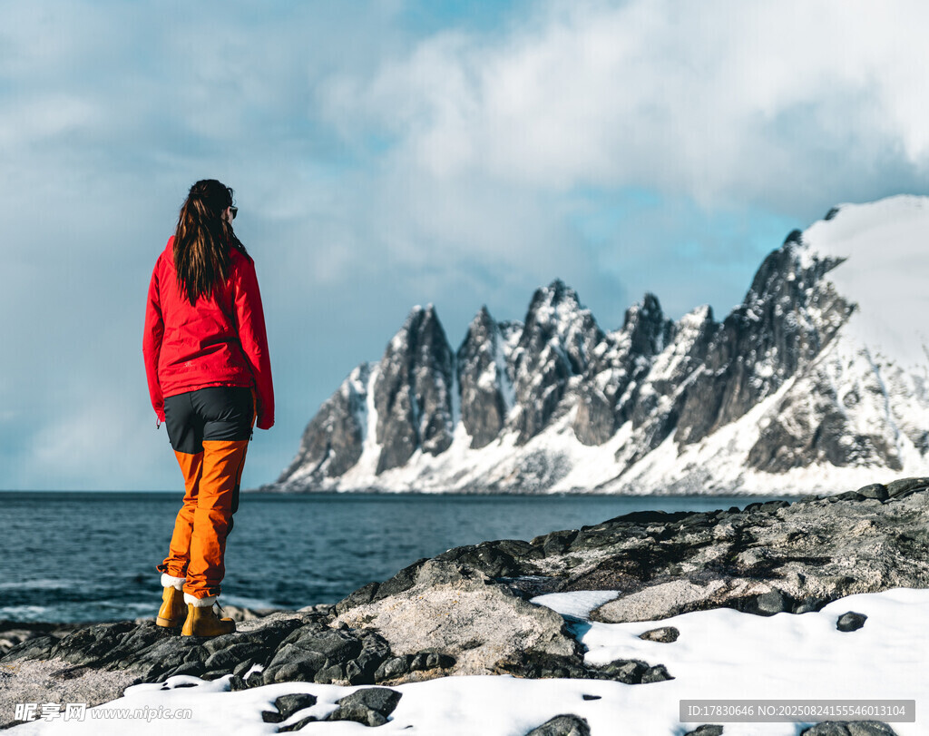 女子眺望雪山海岸美景