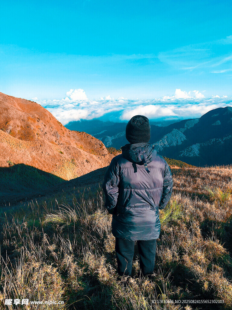 旅人眺望遠方壯麗山巒