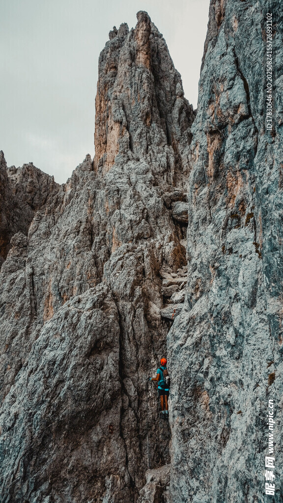 險(xiǎn)峻山峰上的攀巖者