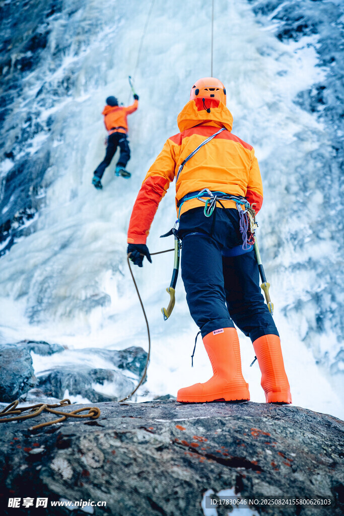 登山者攀登冰雪覆蓋山峰