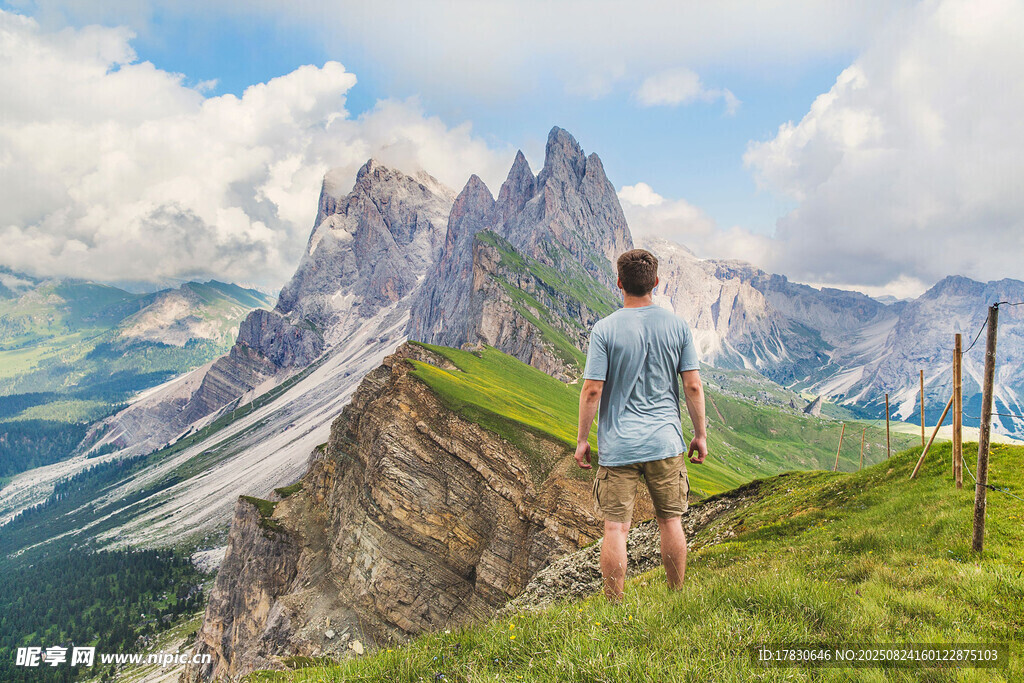 男子眺望壯麗山景