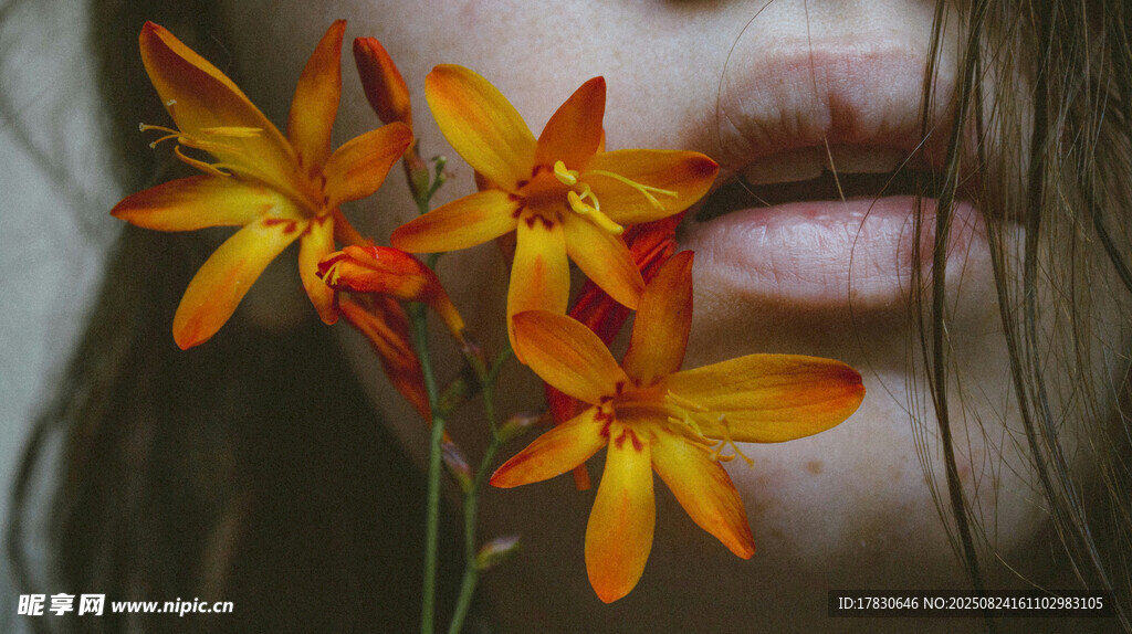 花掩紅唇的神秘女性