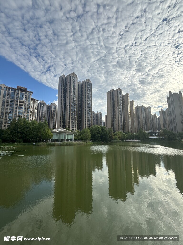 湖畔高樓映景