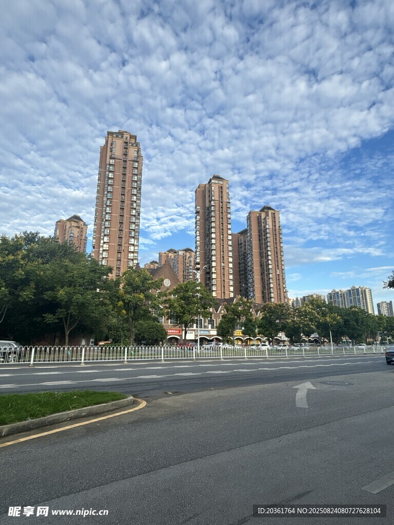 城市道路旁的高樓景觀