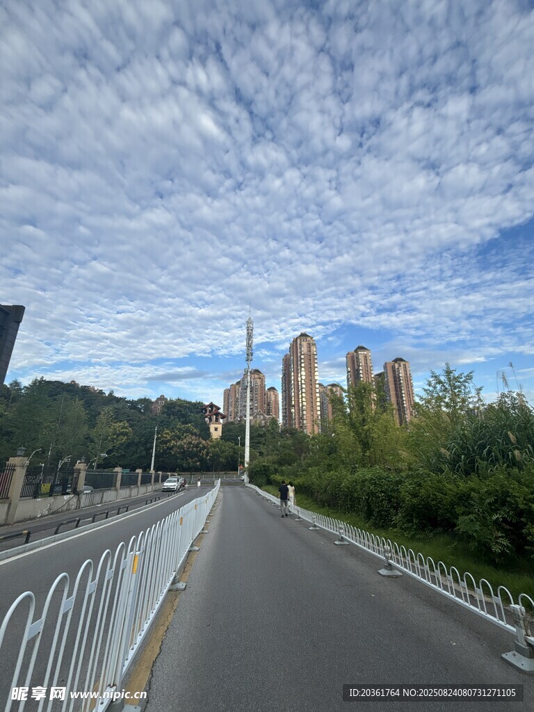 城市道路旁的高樓與藍(lán)天