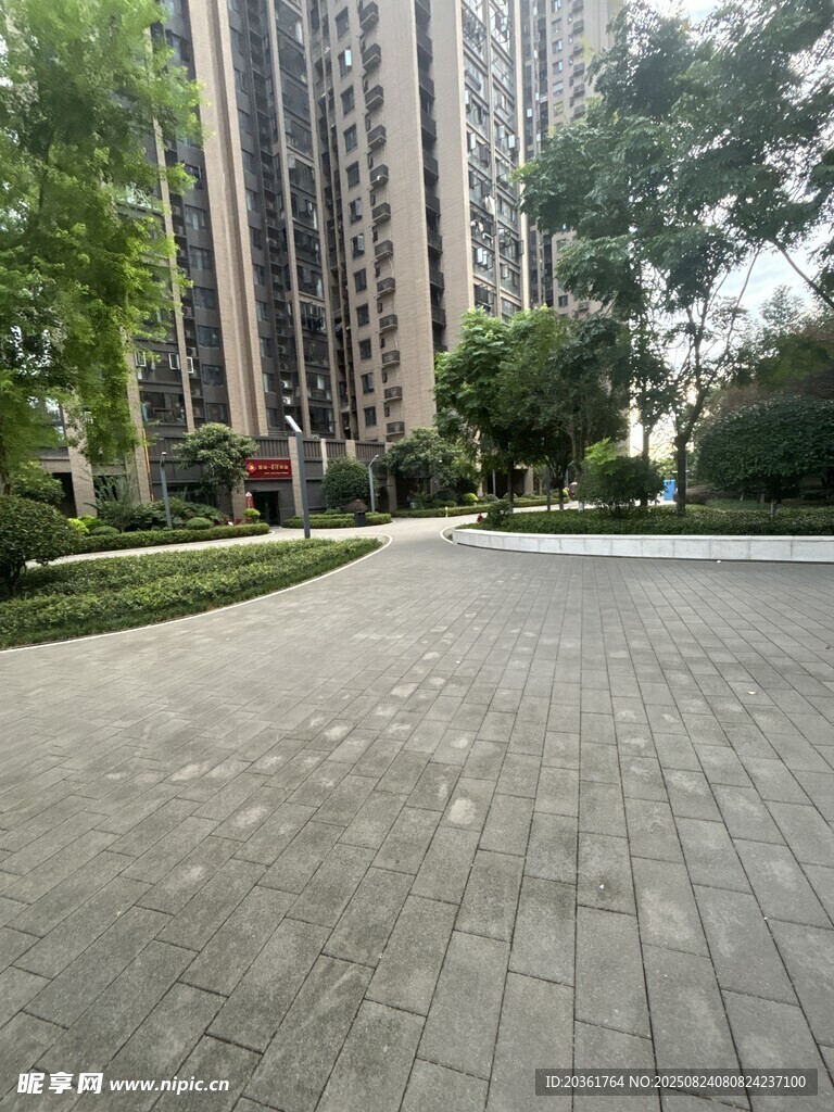 小區(qū)內(nèi)的寬敞磚石鋪就道路