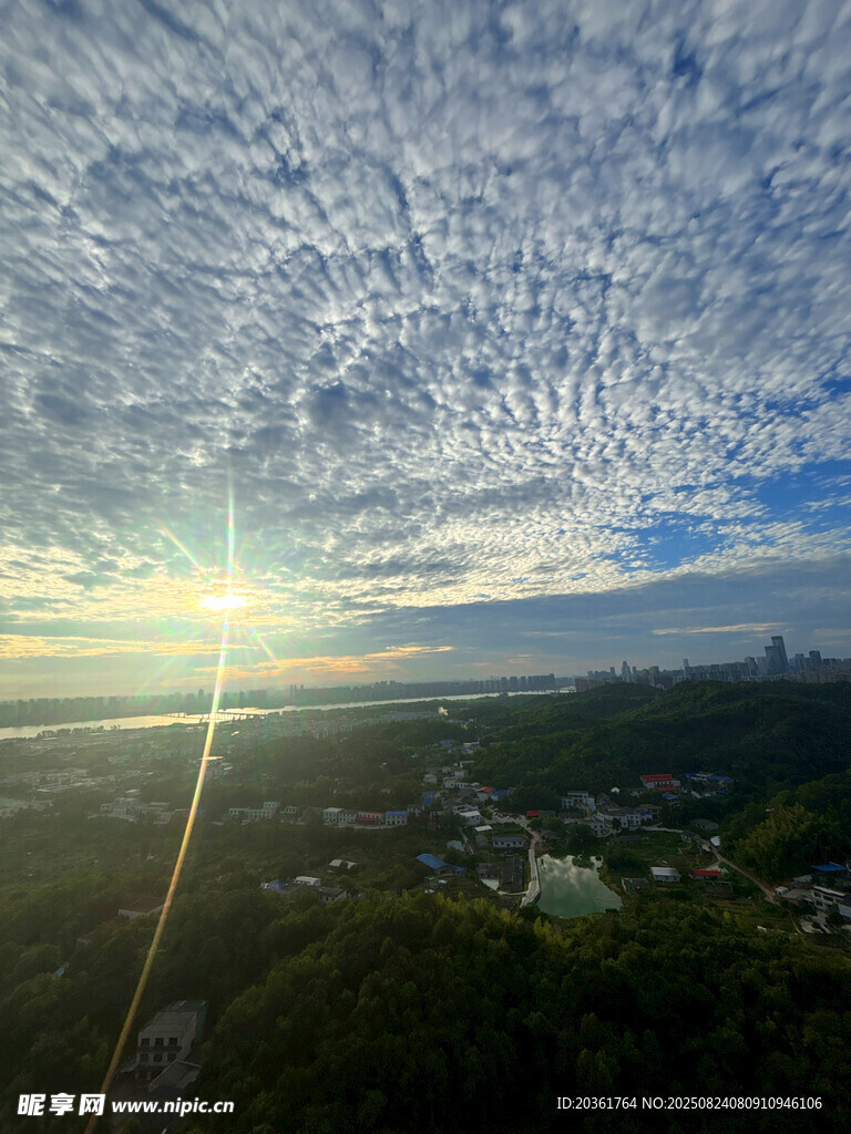 日出云海下的翠綠山巒