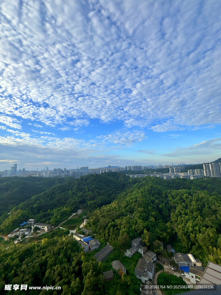 山林之上的廣闊藍(lán)天白云