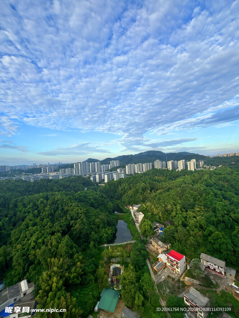山林間的城市景觀俯瞰