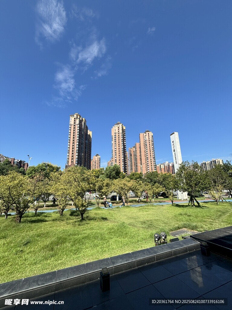城市公園旁的高樓景觀(guān)